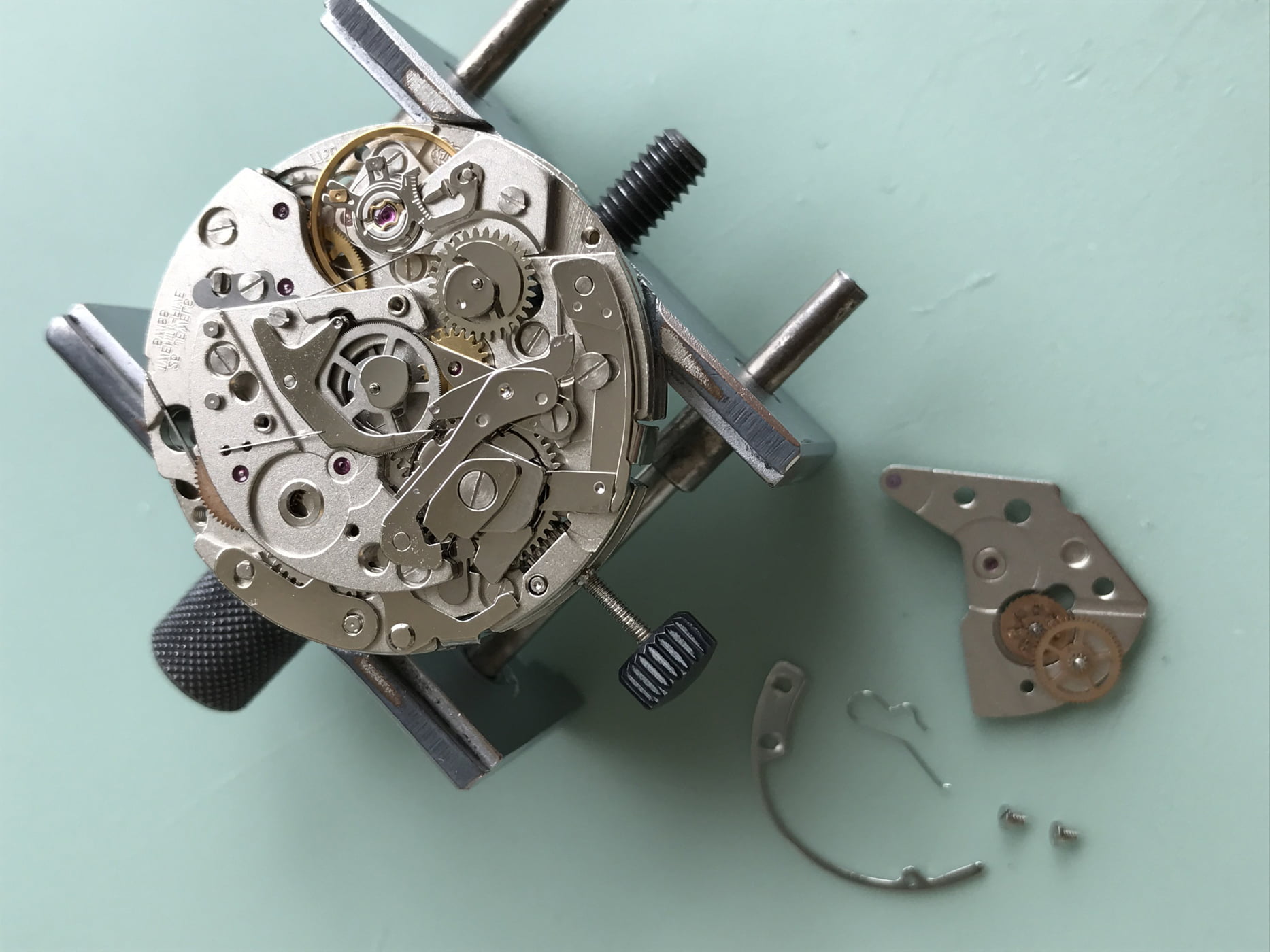 how to fix the time on a digital watch